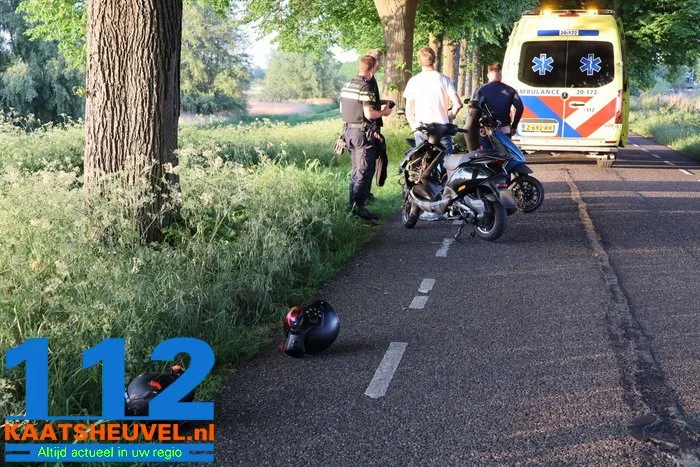 Twee scooterrijders rijden tegen elkaar en komen ten val aan de Zomerdijk Waalwijk 7 Twee scooterrijders rijden tegen elkaar en komen ten val aan de Zomerdijk Waalwijk 112 De Langstraat