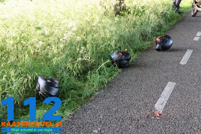 Twee scooterrijders rijden tegen elkaar en komen ten val aan de Zomerdijk Waalwijk 8 Twee scooterrijders rijden tegen elkaar en komen ten val aan de Zomerdijk Waalwijk 112 De Langstraat