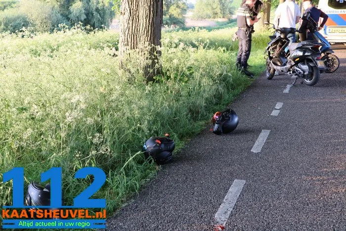 Twee scooterrijders rijden tegen elkaar en komen ten val aan de Zomerdijk Waalwijk 9 Twee scooterrijders rijden tegen elkaar en komen ten val aan de Zomerdijk Waalwijk 112 De Langstraat