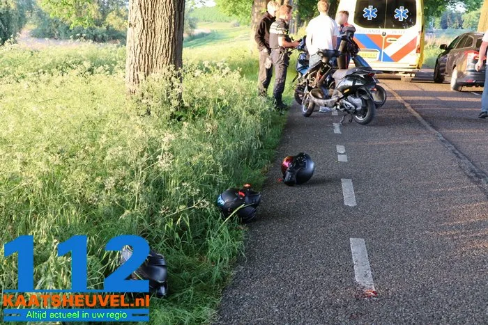 Twee scooterrijders rijden tegen elkaar en komen ten val aan de Zomerdijk Waalwijk 10 Twee scooterrijders rijden tegen elkaar en komen ten val aan de Zomerdijk Waalwijk 112 De Langstraat