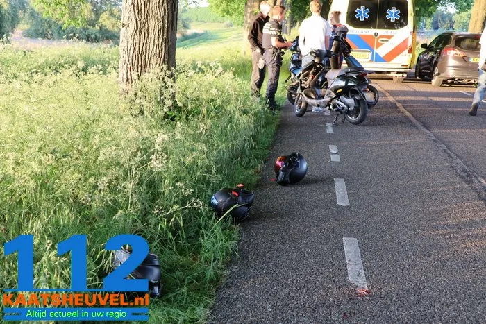 Twee scooterrijders rijden tegen elkaar en komen ten val aan de Zomerdijk Waalwijk 11 Twee scooterrijders rijden tegen elkaar en komen ten val aan de Zomerdijk Waalwijk 112 De Langstraat
