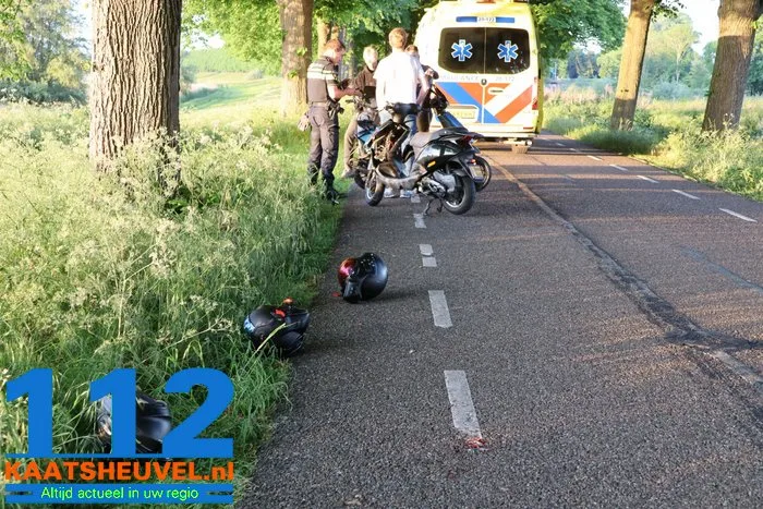 Twee scooterrijders rijden tegen elkaar en komen ten val aan de Zomerdijk Waalwijk 12 Twee scooterrijders rijden tegen elkaar en komen ten val aan de Zomerdijk Waalwijk 112 De Langstraat