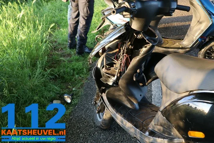 Twee scooterrijders rijden tegen elkaar en komen ten val aan de Zomerdijk Waalwijk 13 Twee scooterrijders rijden tegen elkaar en komen ten val aan de Zomerdijk Waalwijk 112 De Langstraat