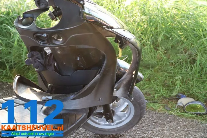 Twee scooterrijders rijden tegen elkaar en komen ten val aan de Zomerdijk Waalwijk 14 Twee scooterrijders rijden tegen elkaar en komen ten val aan de Zomerdijk Waalwijk 112 De Langstraat