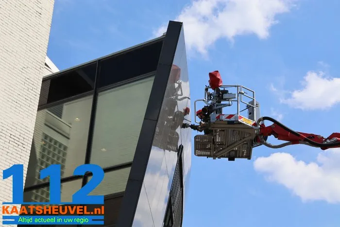 Scholekster zit met poot vast op grote hoogte in Waalwijk, brandweer haalt vogel los 1 Scholekster zit met poot vast op grote hoogte in Waalwijk, brandweer haalt vogel los 112 De Langstraat