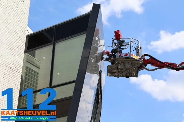Scholekster zit met poot vast op grote hoogte in Waalwijk, brandweer haalt vogel los 2 Scholekster zit met poot vast op grote hoogte in Waalwijk, brandweer haalt vogel los 112 De Langstraat