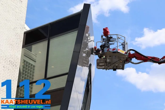 Scholekster zit met poot vast op grote hoogte in Waalwijk, brandweer haalt vogel los 3 Scholekster zit met poot vast op grote hoogte in Waalwijk, brandweer haalt vogel los 112 De Langstraat