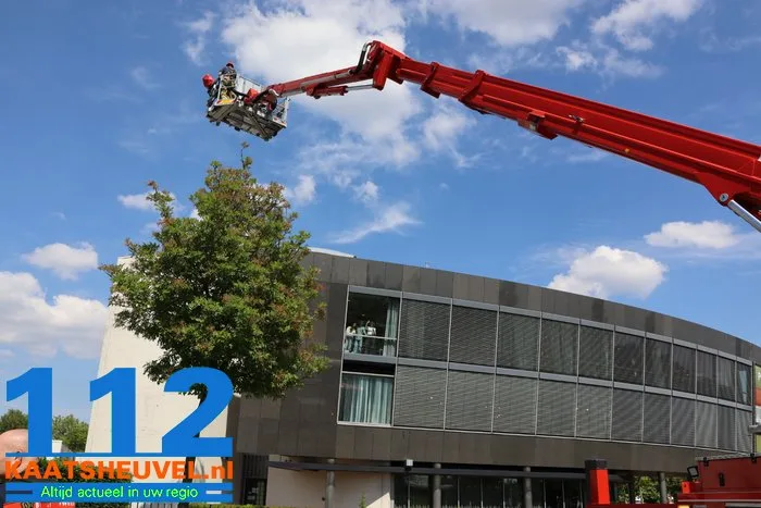 Scholekster zit met poot vast op grote hoogte in Waalwijk, brandweer haalt vogel los 5 Scholekster zit met poot vast op grote hoogte in Waalwijk, brandweer haalt vogel los 112 De Langstraat