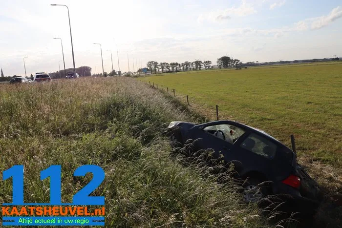 Auto belandt in sloot toerit A59 bij Drunen bestuurder gewond 2 Auto belandt in sloot toerit A59 bij Drunen bestuurder gewond 112 De Langstraat