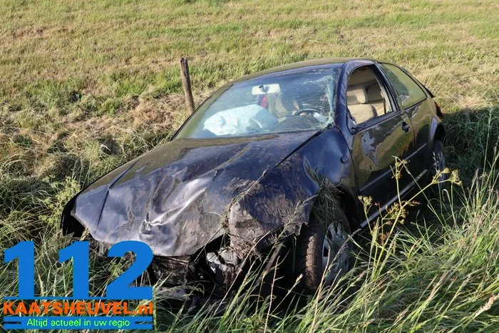 Auto belandt in sloot toerit A59 bij Drunen bestuurder gewond 3 Auto belandt in sloot toerit A59 bij Drunen bestuurder gewond 112 De Langstraat
