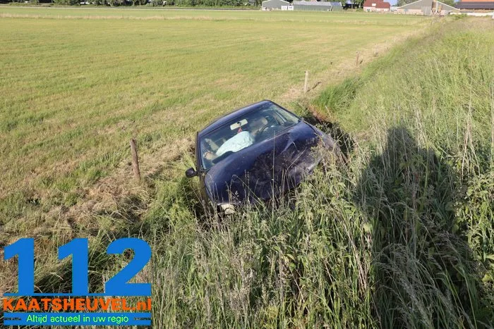 Auto belandt in sloot toerit A59 bij Drunen bestuurder gewond 4 Auto belandt in sloot toerit A59 bij Drunen bestuurder gewond 112 De Langstraat