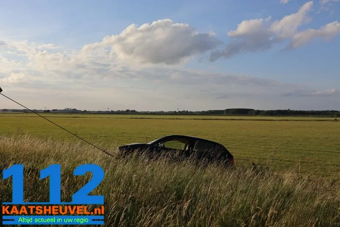 Auto belandt in sloot toerit A59 bij Drunen bestuurder gewond 6 Auto belandt in sloot toerit A59 bij Drunen bestuurder gewond 112 De Langstraat