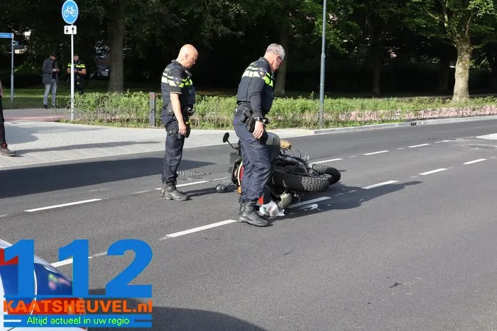 Motorrijder raakt gewond bij aanrijding met auto op Groenewoudlaan in Waalwijk 1 Motorrijder raakt gewond bij aanrijding met auto op Groenewoudlaan in Waalwijk 112 De Langstraat