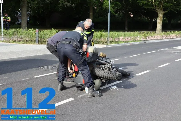 Motorrijder raakt gewond bij aanrijding met auto op Groenewoudlaan in Waalwijk 2 Motorrijder raakt gewond bij aanrijding met auto op Groenewoudlaan in Waalwijk 112 De Langstraat