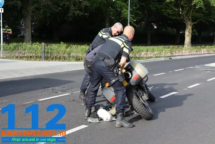 Motorrijder raakt gewond bij aanrijding met auto op Groenewoudlaan in Waalwijk 3 Motorrijder raakt gewond bij aanrijding met auto op Groenewoudlaan in Waalwijk 112 De Langstraat