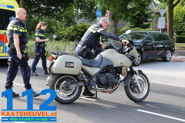 Motorrijder raakt gewond bij aanrijding met auto op Groenewoudlaan in Waalwijk 4 Motorrijder raakt gewond bij aanrijding met auto op Groenewoudlaan in Waalwijk 112 De Langstraat