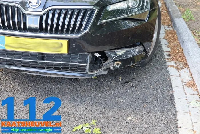 Motorrijder raakt gewond bij aanrijding met auto op Groenewoudlaan in Waalwijk 8 Motorrijder raakt gewond bij aanrijding met auto op Groenewoudlaan in Waalwijk 112 De Langstraat