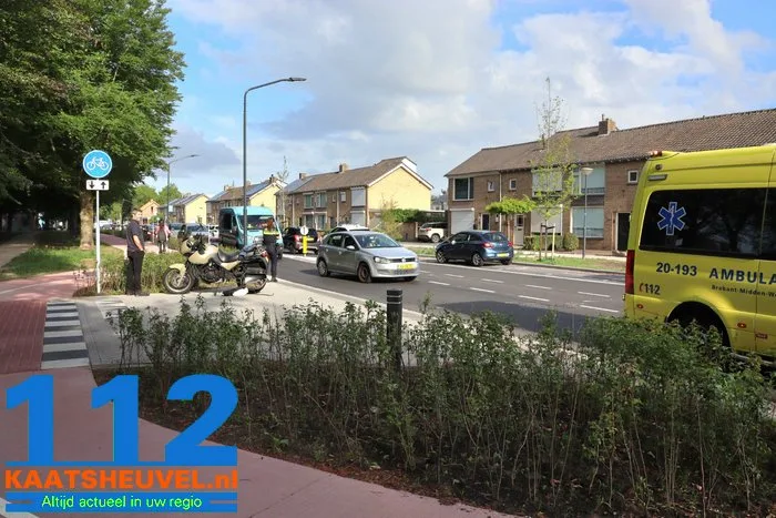 Motorrijder raakt gewond bij aanrijding met auto op Groenewoudlaan in Waalwijk 9 Motorrijder raakt gewond bij aanrijding met auto op Groenewoudlaan in Waalwijk 112 De Langstraat