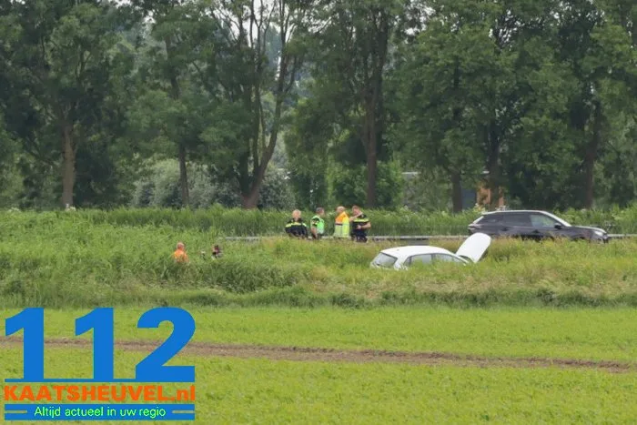 Automobilist verliest de macht over het stuur en belandt in sloot langs A59 bij Waspik 2 Automobilist verliest de macht over het stuur en belandt in sloot langs A59 bij Waspik 112 De Langstraat