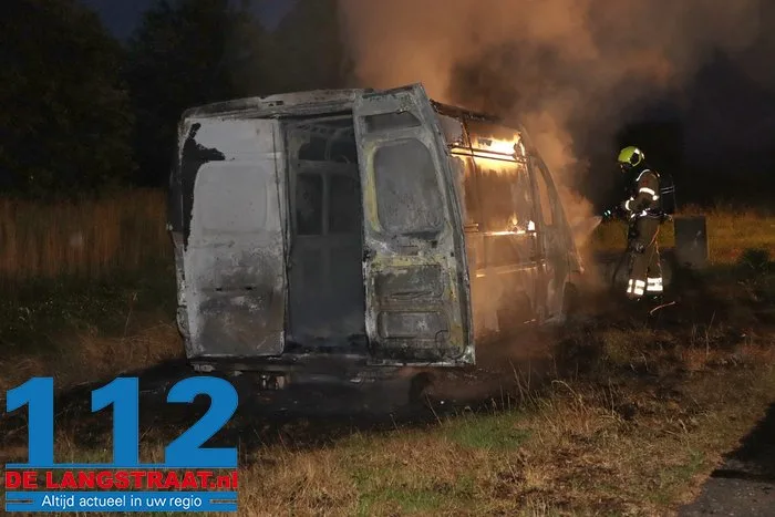 Bestelbus brandt volledig uit in Vlijmen, politie vermoedt dat voertuig gestolen is 2 Bestelbus brandt volledig uit in Vlijmen, politie vermoedt dat voertuig gestolen is 112 De Langstraat