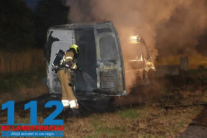 Bestelbus brandt volledig uit in Vlijmen, politie vermoedt dat voertuig gestolen is 3 Bestelbus brandt volledig uit in Vlijmen, politie vermoedt dat voertuig gestolen is 112 De Langstraat