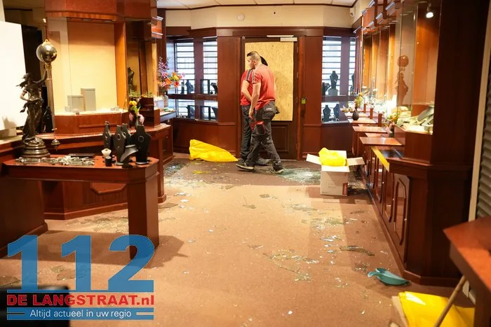 Inbraak bij juwelier Cortenbach in Waalwijk: flinke schade, daders voortvluchtig 7 Inbraak bij juwelier Cortenbach in Waalwijk: flinke schade, daders voortvluchtig 112 De Langstraat