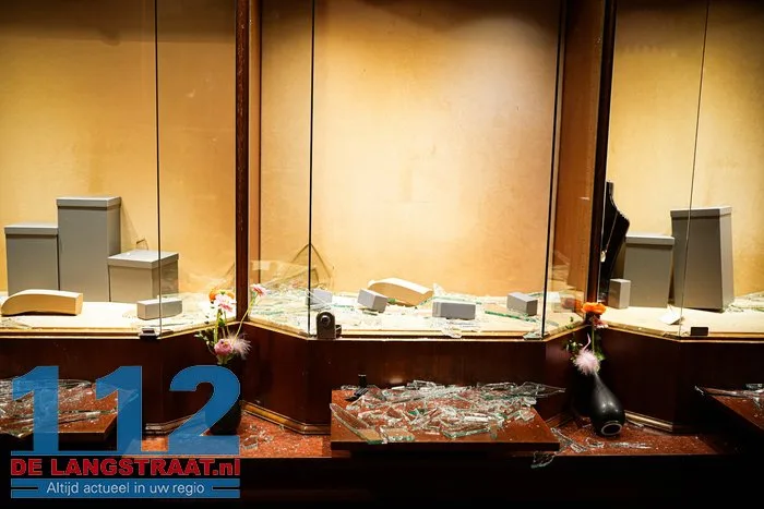 Inbraak bij juwelier Cortenbach in Waalwijk: flinke schade, daders voortvluchtig 8 Inbraak bij juwelier Cortenbach in Waalwijk: flinke schade, daders voortvluchtig 112 De Langstraat