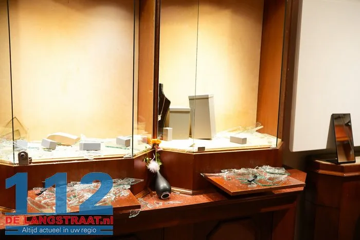 Inbraak bij juwelier Cortenbach in Waalwijk: flinke schade, daders voortvluchtig 9 Inbraak bij juwelier Cortenbach in Waalwijk: flinke schade, daders voortvluchtig 112 De Langstraat