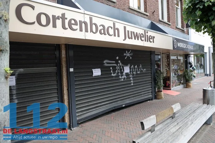 Inbraak bij juwelier Cortenbach in Waalwijk: flinke schade, daders voortvluchtig 1 Inbraak bij juwelier Cortenbach in Waalwijk: flinke schade, daders voortvluchtig 112 De Langstraat