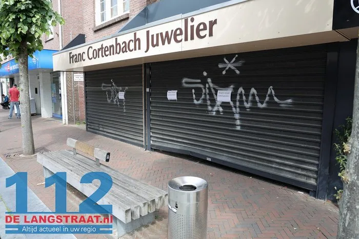 Inbraak bij juwelier Cortenbach in Waalwijk: flinke schade, daders voortvluchtig 2 Inbraak bij juwelier Cortenbach in Waalwijk: flinke schade, daders voortvluchtig 112 De Langstraat