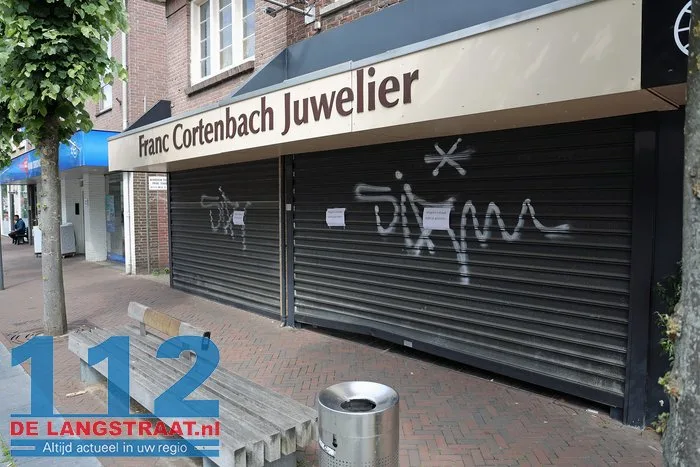 Inbraak bij juwelier Cortenbach in Waalwijk: flinke schade, daders voortvluchtig 4 Inbraak bij juwelier Cortenbach in Waalwijk: flinke schade, daders voortvluchtig 112 De Langstraat