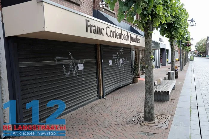 Inbraak bij juwelier Cortenbach in Waalwijk: flinke schade, daders voortvluchtig 6 Inbraak bij juwelier Cortenbach in Waalwijk: flinke schade, daders voortvluchtig 112 De Langstraat