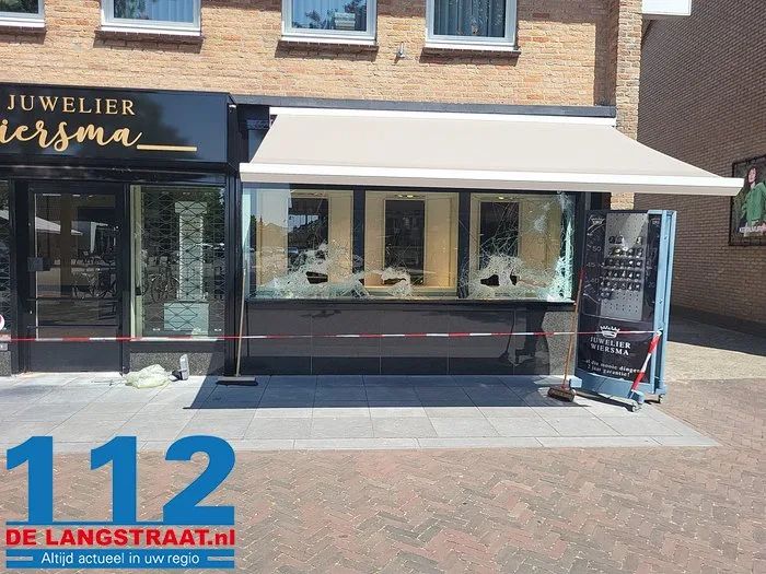 Brute inbraak bij juwelier in Drunen: daders slaan ruiten in en vluchten met de buit 9 Brute inbraak bij juwelier in Drunen: daders slaan ruiten in en vluchten met de buit 112 De Langstraat