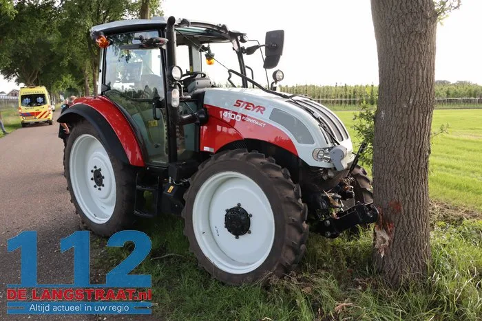 Tractor botst tegen boom Dongen, bestuurder gewond 2 Tractor botst tegen boom Dongen, bestuurder gewond 112 De Langstraat