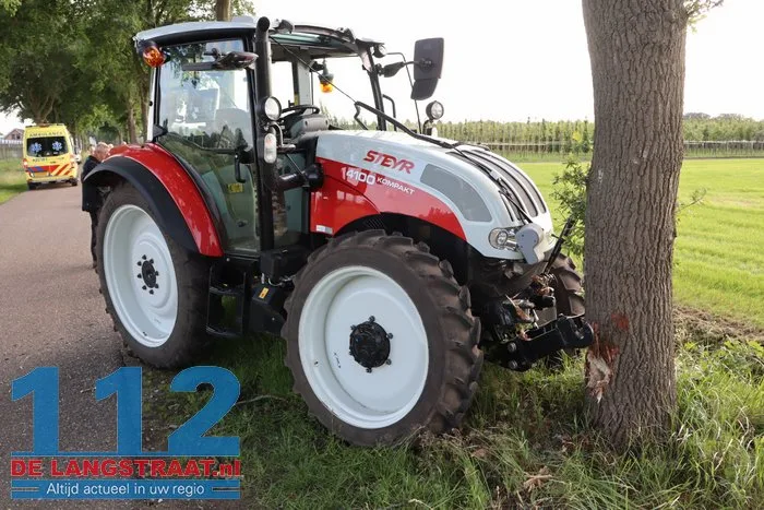 Tractor botst tegen boom Dongen, bestuurder gewond 3 Tractor botst tegen boom Dongen, bestuurder gewond 112 De Langstraat