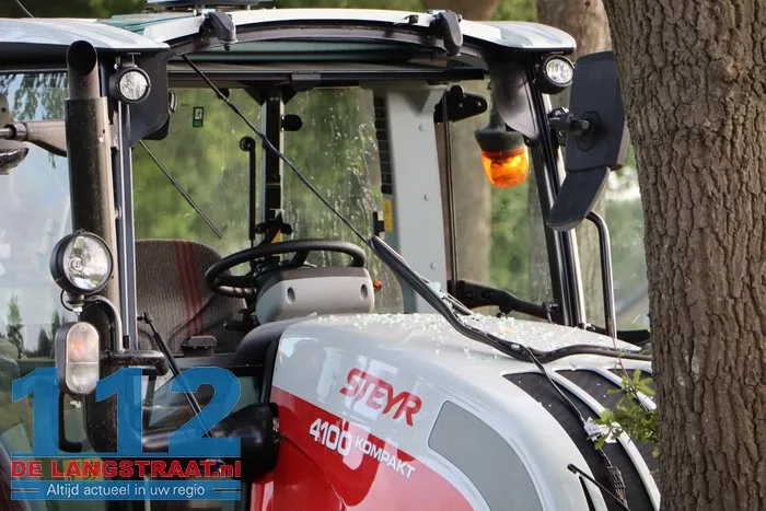 Tractor botst tegen boom Dongen, bestuurder gewond 6 Tractor botst tegen boom Dongen, bestuurder gewond 112 De Langstraat