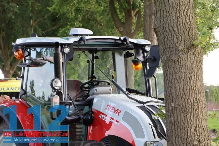Tractor botst tegen boom Dongen, bestuurder gewond 7 Tractor botst tegen boom Dongen, bestuurder gewond 112 De Langstraat