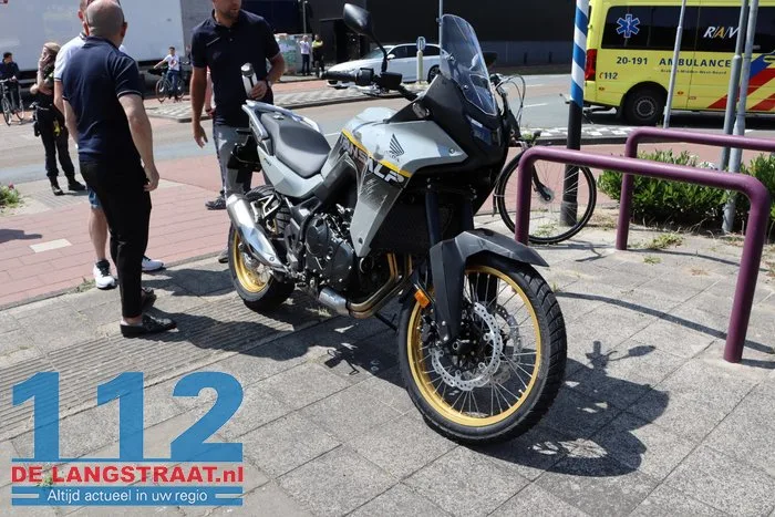 Motorrijder komt in botsing nadat jongen op fatbike geen voorrang verleent in Waalwijk 2 Motorrijder komt in botsing nadat jongen op fatbike geen voorrang verleent in Waalwijk 112 De Langstraat