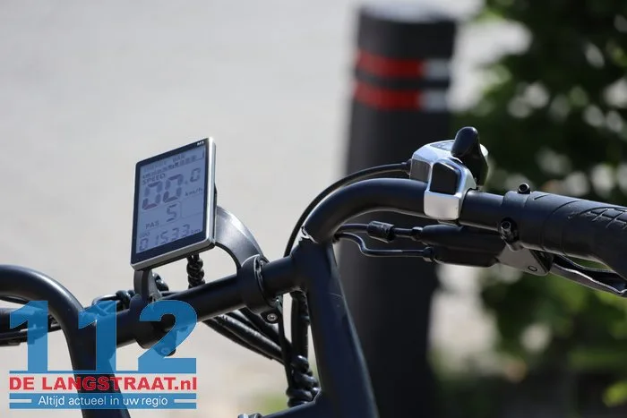 Motorrijder komt in botsing nadat jongen op fatbike geen voorrang verleent in Waalwijk 3 Motorrijder komt in botsing nadat jongen op fatbike geen voorrang verleent in Waalwijk 112 De Langstraat