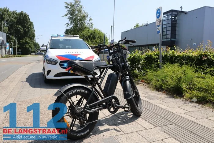 Motorrijder komt in botsing nadat jongen op fatbike geen voorrang verleent in Waalwijk 4 Motorrijder komt in botsing nadat jongen op fatbike geen voorrang verleent in Waalwijk 112 De Langstraat