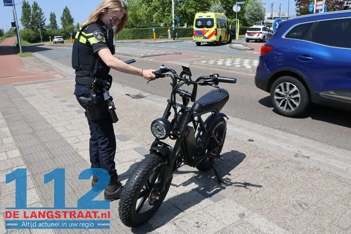 Motorrijder komt in botsing nadat jongen op fatbike geen voorrang verleent in Waalwijk 6 Motorrijder komt in botsing nadat jongen op fatbike geen voorrang verleent in Waalwijk 112 De Langstraat