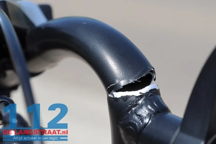 Motorrijder komt in botsing nadat jongen op fatbike geen voorrang verleent in Waalwijk 7 Motorrijder komt in botsing nadat jongen op fatbike geen voorrang verleent in Waalwijk 112 De Langstraat