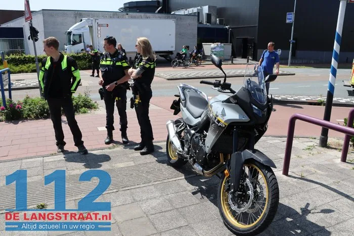 Motorrijder komt in botsing nadat jongen op fatbike geen voorrang verleent in Waalwijk 9 Motorrijder komt in botsing nadat jongen op fatbike geen voorrang verleent in Waalwijk 112 De Langstraat