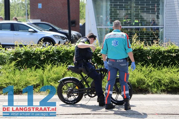 Motorrijder komt in botsing nadat jongen op fatbike geen voorrang verleent in Waalwijk 12 Motorrijder komt in botsing nadat jongen op fatbike geen voorrang verleent in Waalwijk 112 De Langstraat