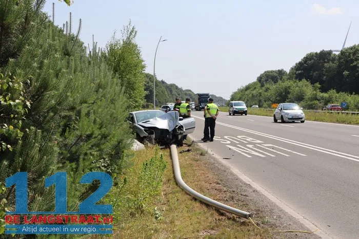 Automobilist valt in slaap achter stuur en botst frontaal op lantaarnpaal op N261 in Loon op Zand 112 De Langstraat