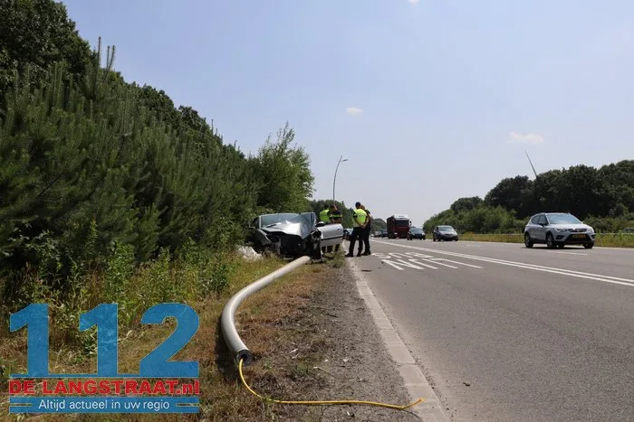 Automobilist valt in slaap achter stuur en botst frontaal op lantaarnpaal op N261 in Loon op Zand 112 De Langstraat
