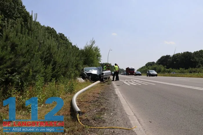 Automobilist valt in slaap achter stuur en botst frontaal op lantaarnpaal op N261 in Loon op Zand 112 De Langstraat
