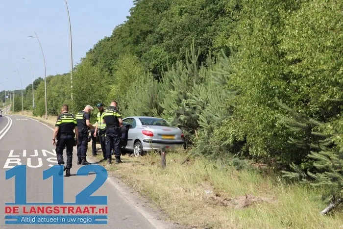 Automobilist valt in slaap achter stuur en botst frontaal op lantaarnpaal op N261 in Loon op Zand 112 De Langstraat