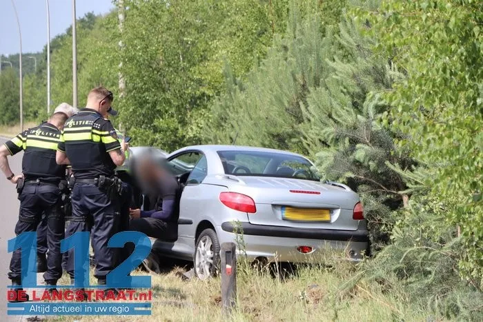 Automobilist valt in slaap achter stuur en botst frontaal op lantaarnpaal op N261 in Loon op Zand 112 De Langstraat