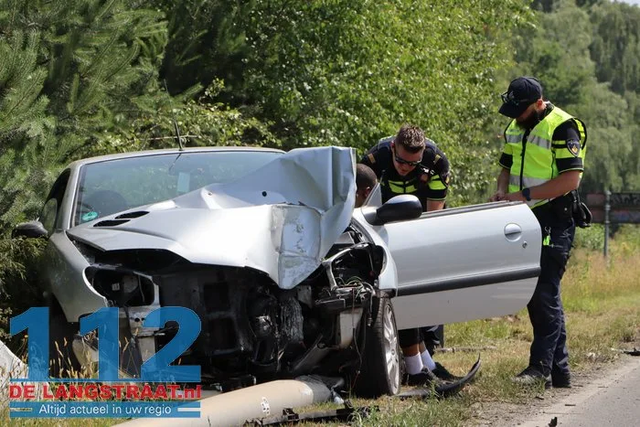 Automobilist valt in slaap achter stuur en botst frontaal op lantaarnpaal op N261 in Loon op Zand 112 De Langstraat